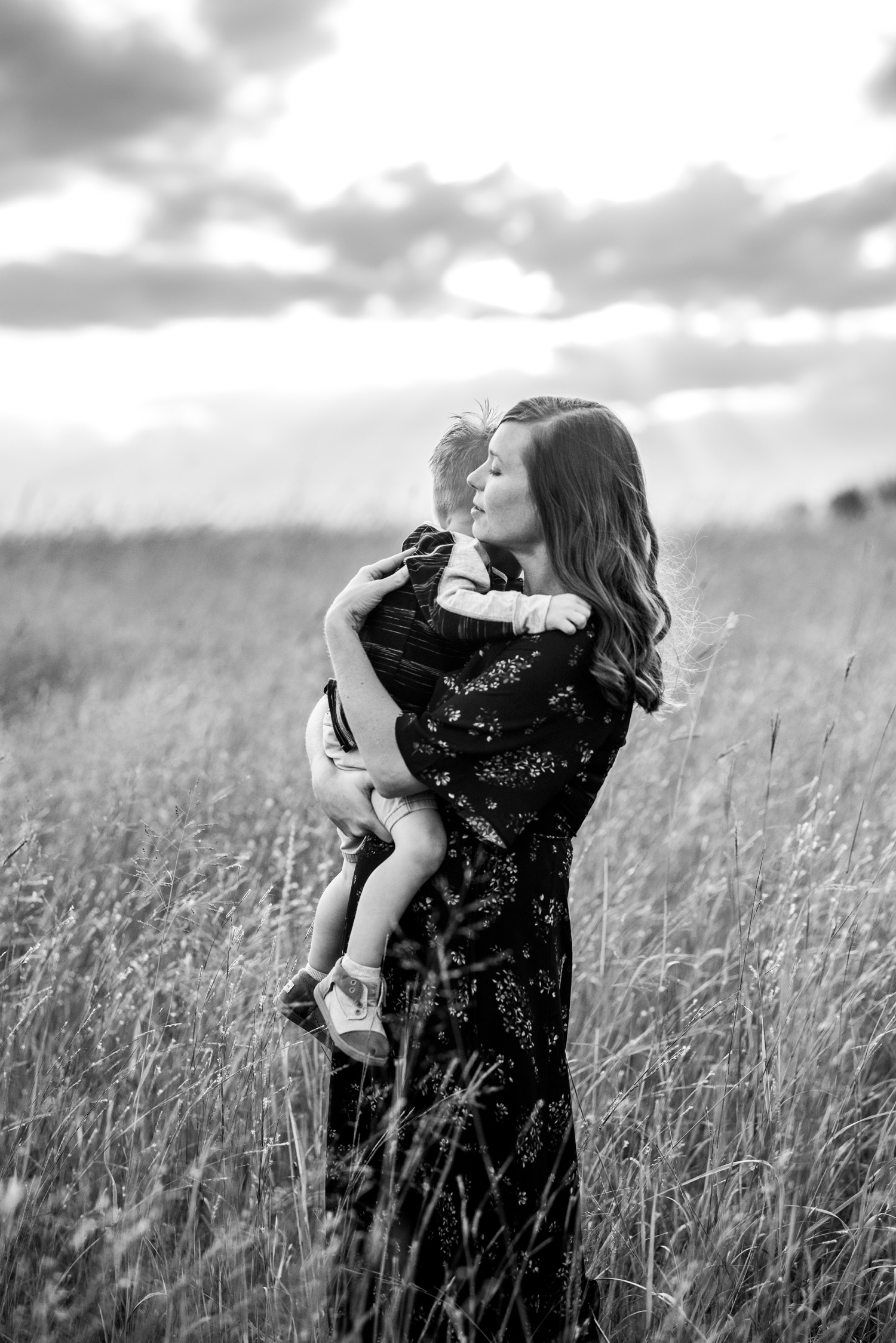 Minnesota mother and child in a field during family portrait session 